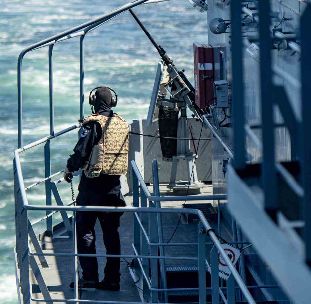 Ein Marinesoldat in der Nähe der dänischen Insel Bornholm beim Nato-Manöver "Baltops" auf der Ostsee
