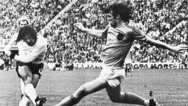 Nördlingen: Gerd Müller scores the winning goal in the 1974 World Cup final in Munich - the template for the sculpture.