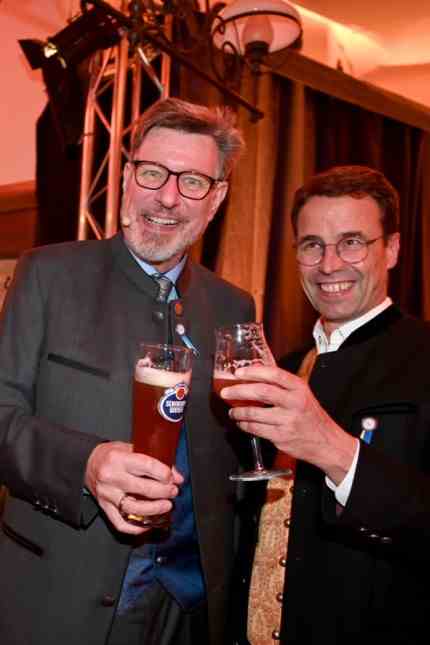Schneider Bräuhaus in Munich: Georg Schneider (left) and landlord Ottmar Mutzenbach toast the anniversary.