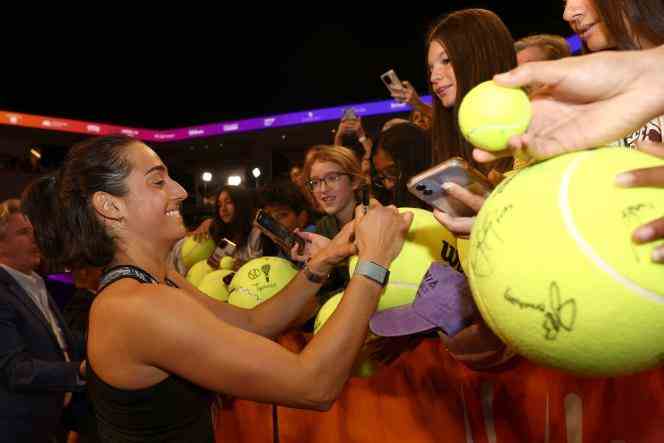 Caroline Garcia all smiles with her fans, after her victory against Daria Kasatkina at the WTA Masters in Fort Worth (Texas), in the United States.  November 5, 2022.