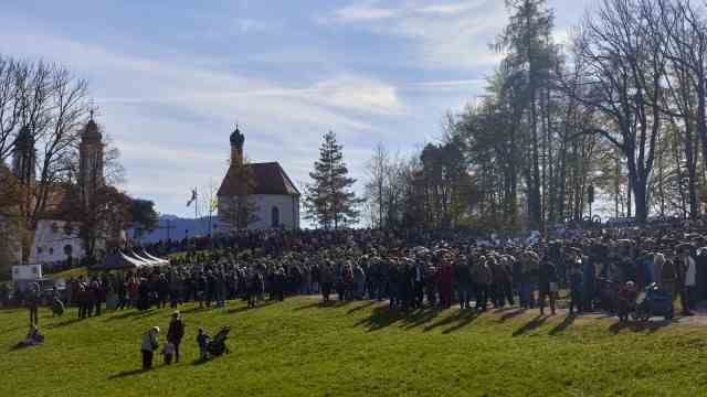 165th Tölzer Leonhardifahrt: The crowd gathers at Calvary.