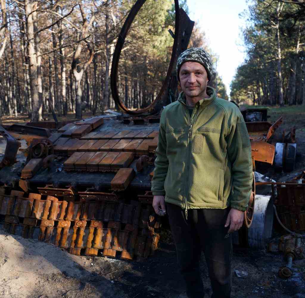 Erfolg seiner verdeckten Arbeit: Jurij Shkoda vor einem zerstörten russischen Panzer