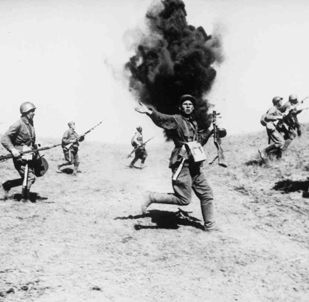 2.WK.,UdSSR/Angreifende Sowjetsoldaten.. Geschichte: 2. Weltkrieg / Sowjetunion 1941-45. - Angreifende sowjetische Infanterie.- Foto, um 1943.