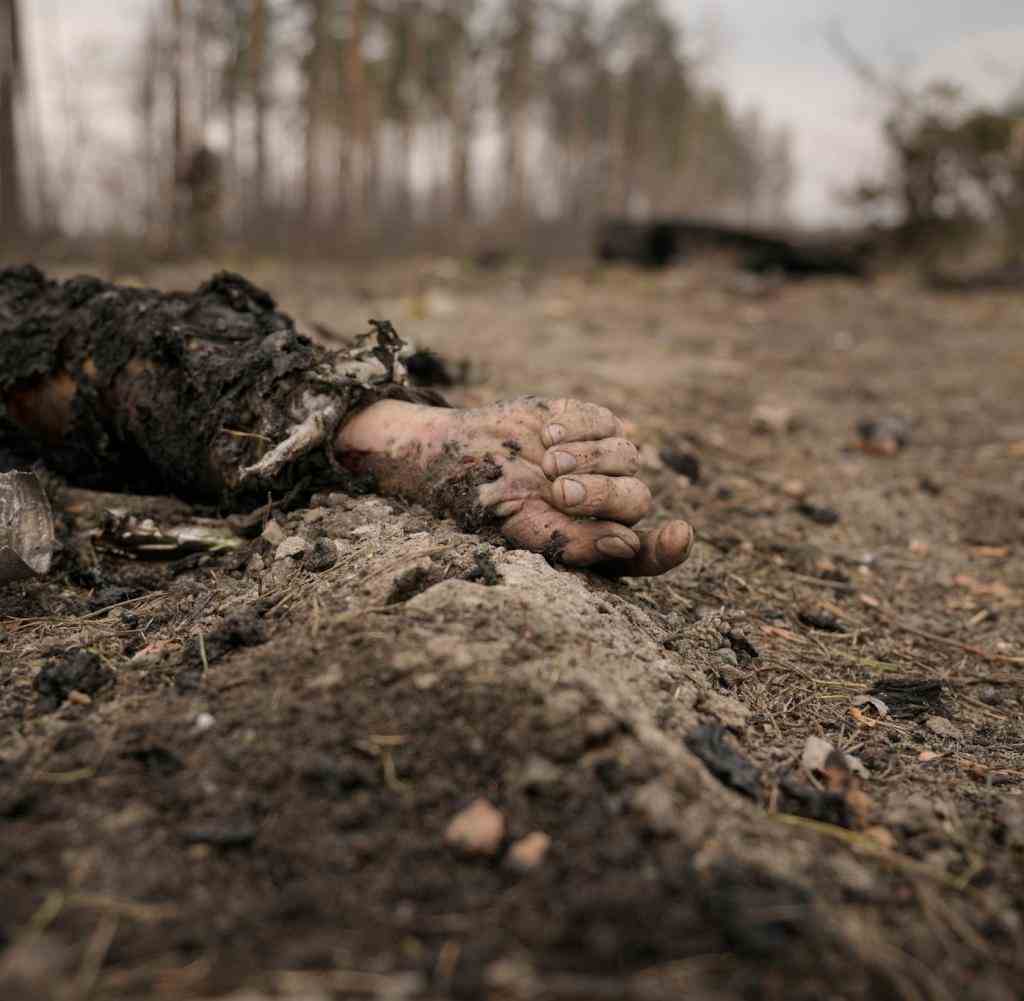 Die Leiche eines gefallenen russischer Soldaten nach einem Angriff ukrainischer Streitkräfte auf russische Stellungen außerhalb von Kiew.