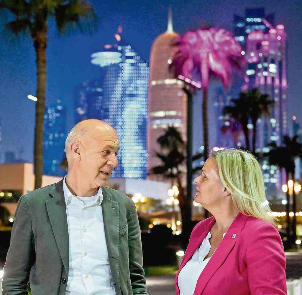 Nancy Faeser and Bernd Neuendorf in front of the skyline in Doha