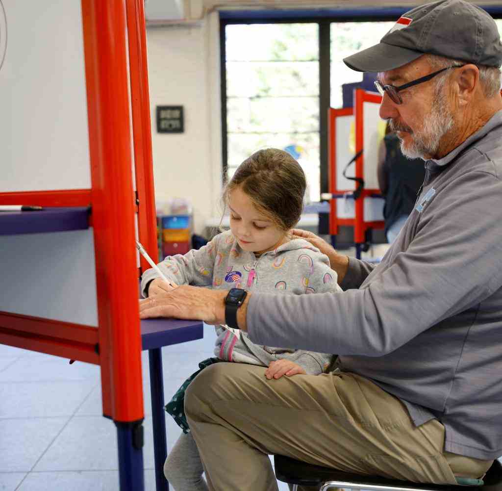 Ein Mann mit seiner Enkelin in einem Wahllokal in Hillsborough, North Carolina