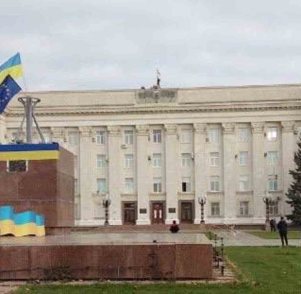 This Twitter screenshot shows the Ukrainian and EU flags flying in downtown Kherson