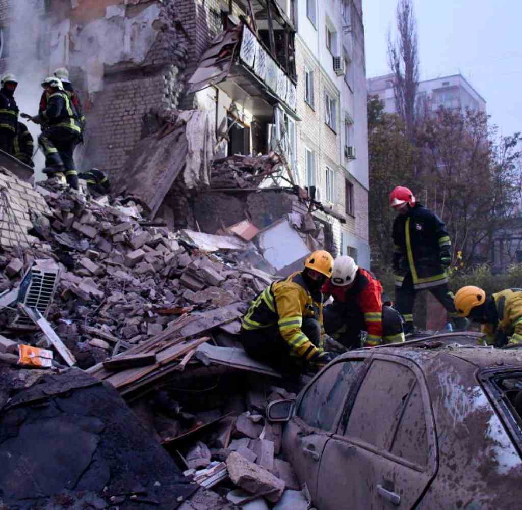 Rettungsteams veröffentlichten dieses Foto, das Rettungsarbeiten am bombardierten Wohnhaus zeigen soll