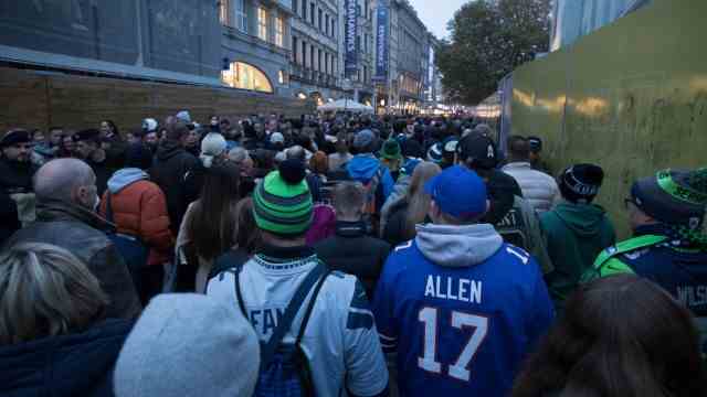 This is how the NFL party was in the city: In the afternoon it was so narrow in the pedestrian zone that the police issued a traffic jam report.