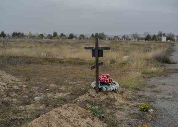 La tombe d’un soldat ukrainien de 30 ans, mort le deuxième jour de l’invasion russe, à Kherson, le 13 novembre 2022.