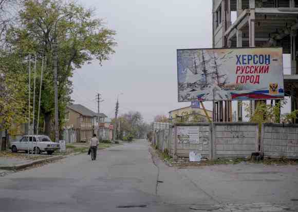« Kherson ville russe », sur un panneau dans le centre-ville, le 12 novembre 2022.