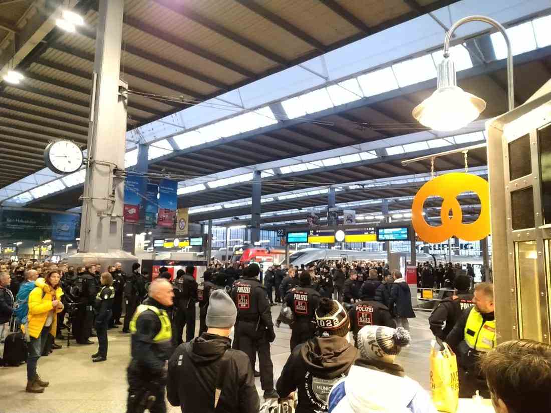 There's a lot going on at the main train station: around 2,000 away drivers are supposed to accompany RW Essen to the game in Munich.