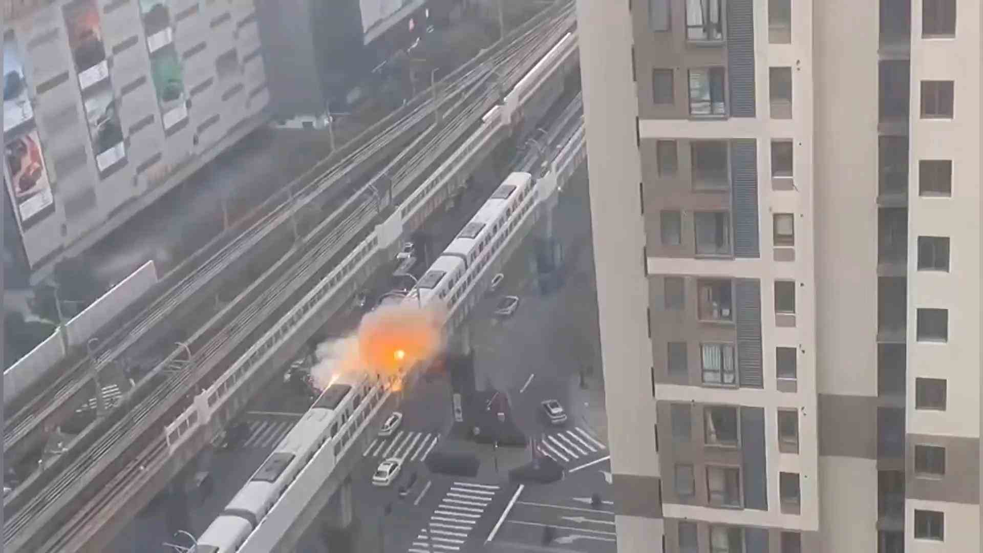 Train explodes in Shanghai: Fireball causes evacuation Power failure is said to be the reason