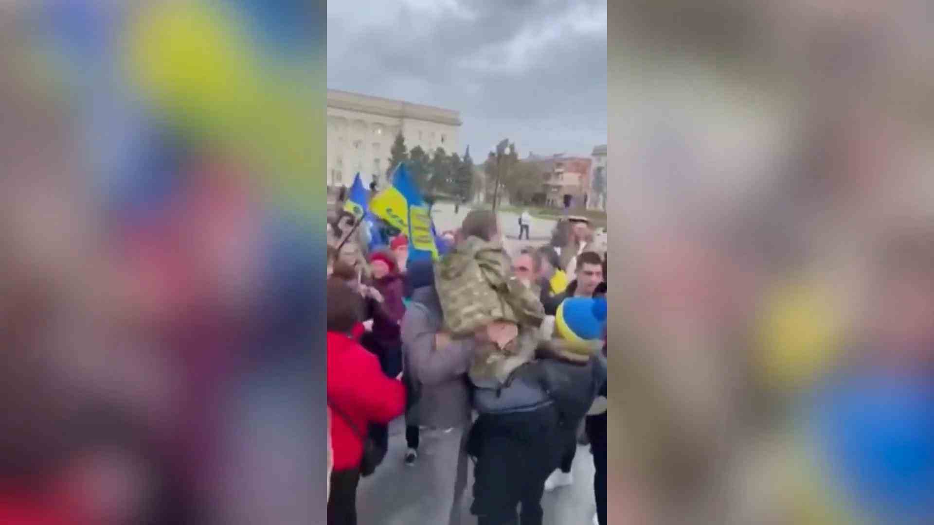 Ukrainians celebrate Russian troops withdrawing from Kherson war against Ukraine