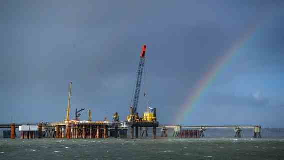 A rainbow over the future liquefied natural gas (LNG) import terminal.  © picture alliance/dpa Photo: Sina Schuldt