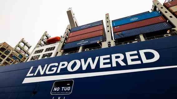"LNG powered" stands on the hull of a loaded container ship © picture alliance Photo: Christian Charisius