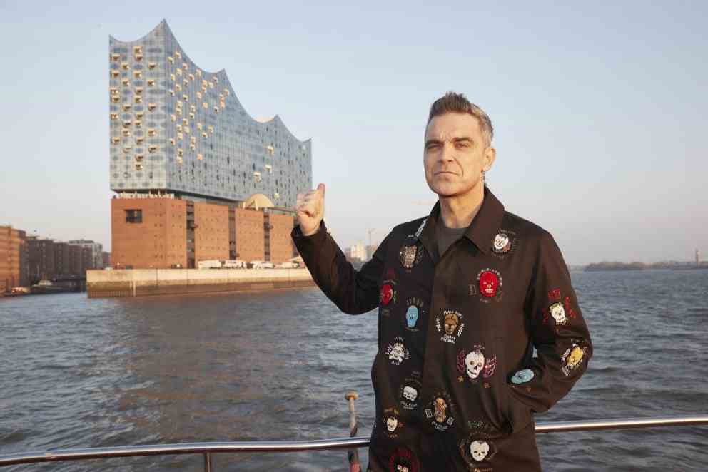 Superstar guest in Hamburg: Robbie Williams on Tuesday in the port of Hamburg.  The Elbphilharmonie can be seen in the background.  Here the singer performed in the evening