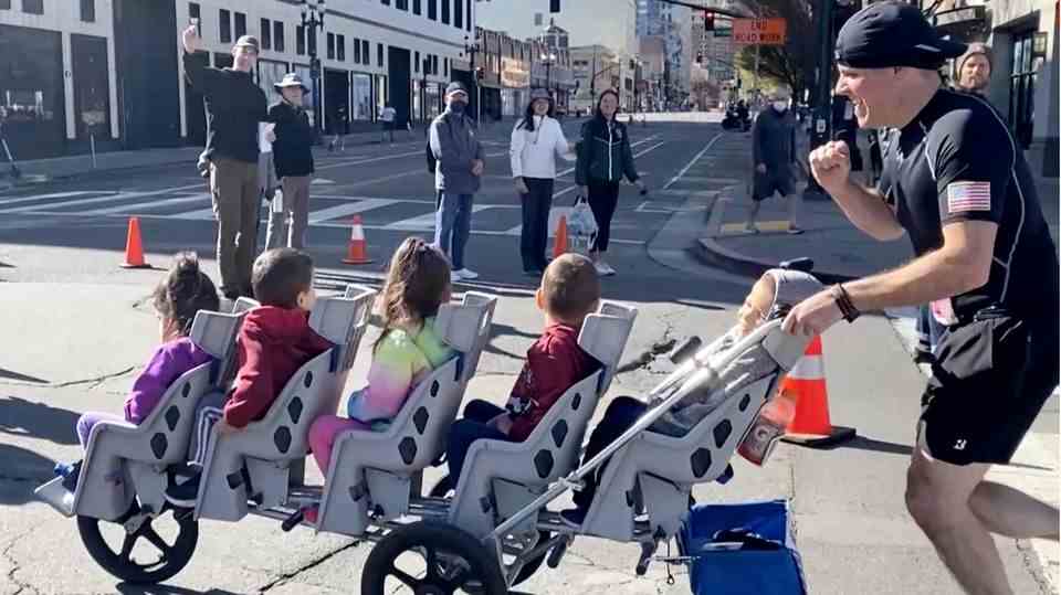 World record: father runs a marathon with quintuplets in the car