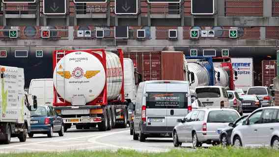 Traffic jam in front of the Elbe Tunnel in Hamburg © dpa-Bildfunk Photo: Bodo Marks