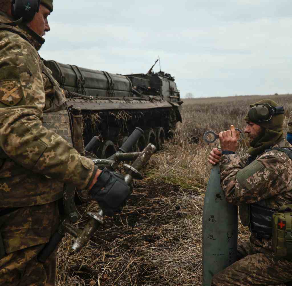 Ukrainische Soldaten bereiten ein selbstfahrendes Artilleriefahrzeug in Bachmut vor (Archivbild)