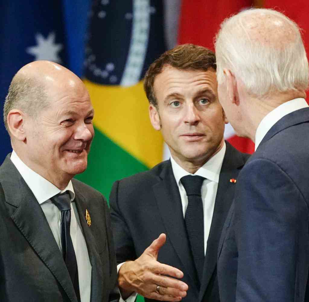 Olaf Scholz im Gespräch mit Frankreichs Präsident Emmanuel Macron und US-Präsident Joe Biden (von links)