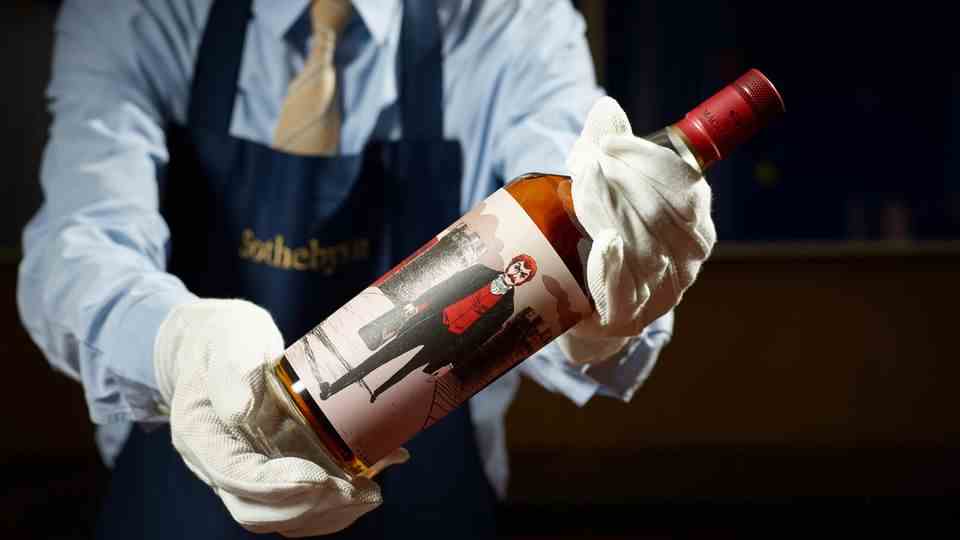 Whiskys von The Macallan Distillery erzielen bei Auktionen regelmäßig Rekordsummen. Ende Oktober zahlte ein Sammler für sechs Flaschen der Red Collection fast das Vierfache des Schätzwerts - knapp 860.000 Euro.