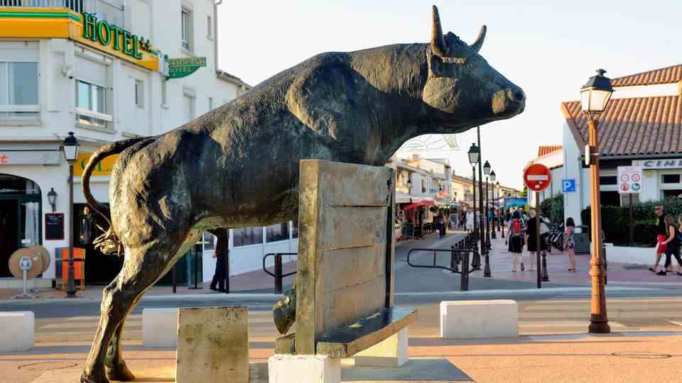 Sculpture of a bull in Saintes-Married-de-la-Mer