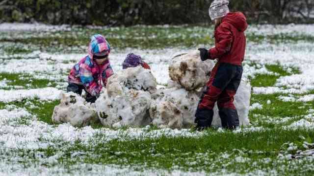 Weather in Bavaria: Children built their first snowmen.