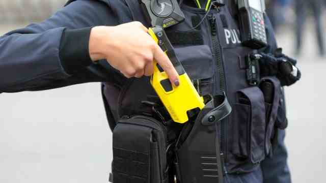 Deadly police operations: A police officer in North Rhine-Westphalia with a taser.  Some federal states are currently testing the use and are considering equipping more officials with it.
