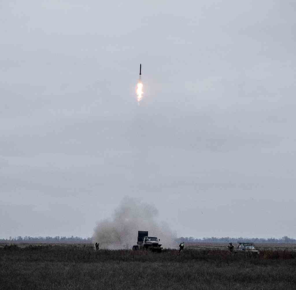 Luhansk: Ukrainische Truppen Anfang November beim Abschuss von „Grad“-Raketen während einer Trainingseinheit