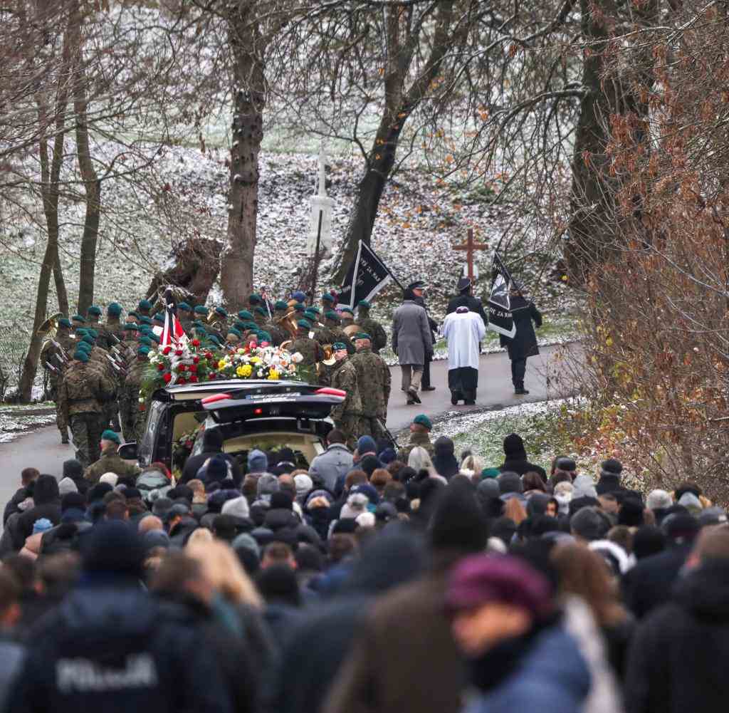 Menschen nehmen an der Beerdigung eines der beiden Opfer teil