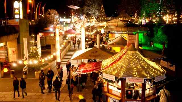 Advent: Hier gibt es ein Kunstzelt, einen Skulpturenpfad und Installationen: Der festlich beleuchtete Schwabinger Weihnachtsmarkt an der Münchner Freiheit.