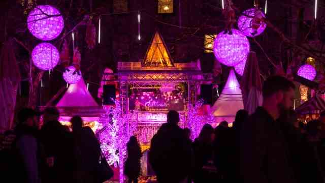 Advent: Travestieshows und spontane Auftritte mancher Stars sind die Markenzeichen des "Pink Christmas" am Stephansplatz im Glockenbachviertel.