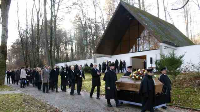 Burial of Wolf Schneider: Wolf Schneider, a master of the German language and trainer of numerous journalists, will be buried on November 21, 2022 at the Starnberg Forest Cemetery.
