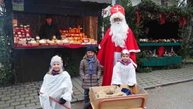 Tradition: St. Nicholas and his angels have also announced themselves for the Hohenlinden Christmas market.