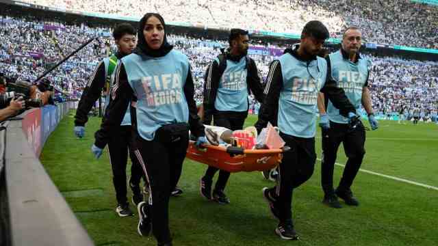 Defeat against Saudi Arabia at the World Cup: Moment of shock: Defender al-Sharani has to be carried out of the stadium after being hit in the head.
