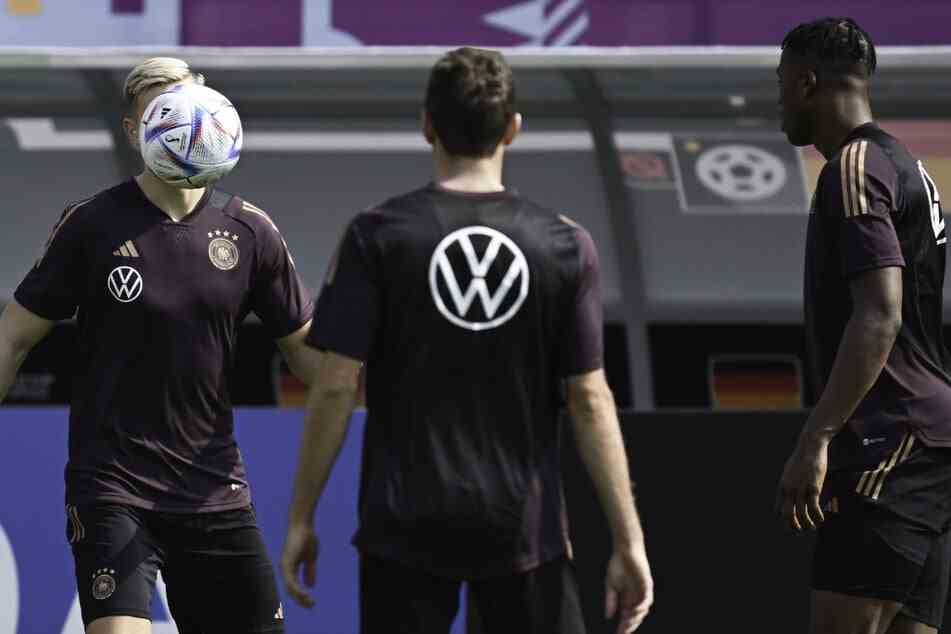 Bei einer "Freestyle Football Challenge" werden deutsche Nationalspieler mit 20 Fußballerinnen aus Katar kicken.