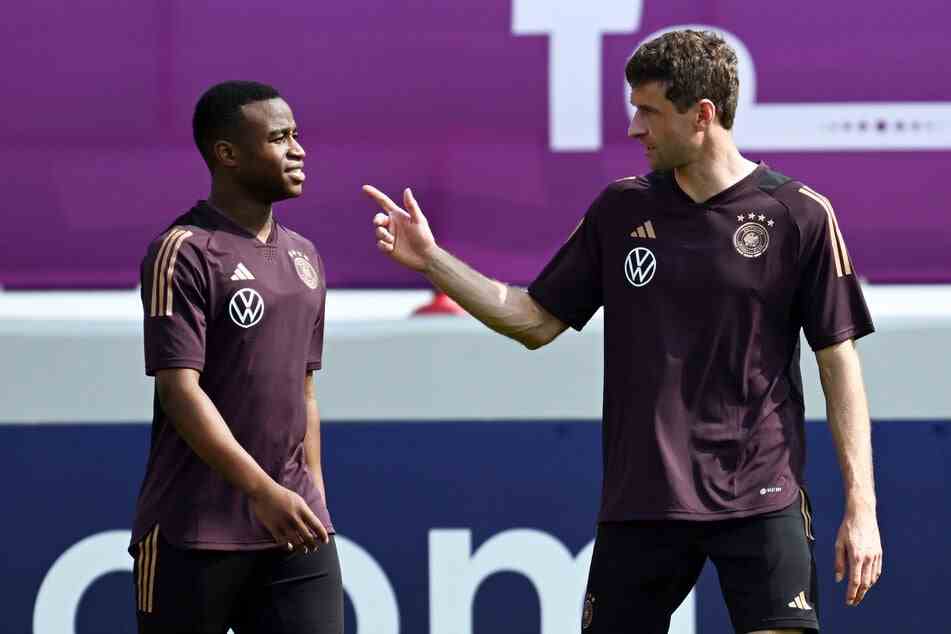 Youssoufa Moukoko (18, l.) und Thomas Müller (33) tauschten sich in der Vorbereitung auf die WM intensiv aus.