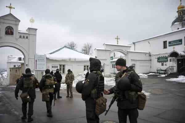 Des militaires du Service de sécurité de l'Ukraine (SBU) se tiennent devant l'entrée du monastère Pechersk Lavra à Kiev, le 22 novembre 2022.