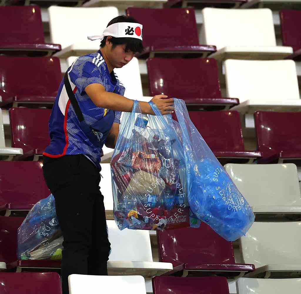 Ein japanischer Fan beim Müllsammeln nach dem WM-Spiel in Katar gegen die deutsche Nationalmannschaft