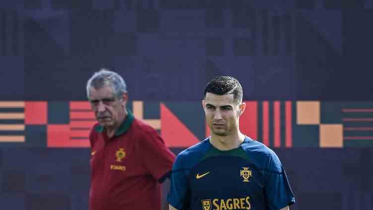 Cristiano Ronaldo in training, under the watchful eye of his coach, Fernando Santos, on November 20, 2022 in Doha.  (PATRICIA DE MELO MOREIRA / AFP)