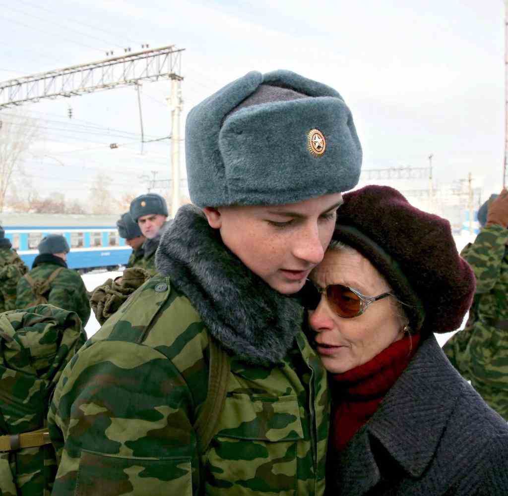 Ein russischer Rekrut, der zum Militärdienst einberufen worden ist, umarmt seine Mutter zum Abschied