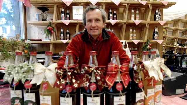 Advent: Johannes von Perger presents his colorful range of mulled wine at the Breitbrunn Advent market.