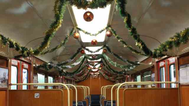 City vacation: The Christmas rides on the S-Bahn take place in decorated, historic carriages.