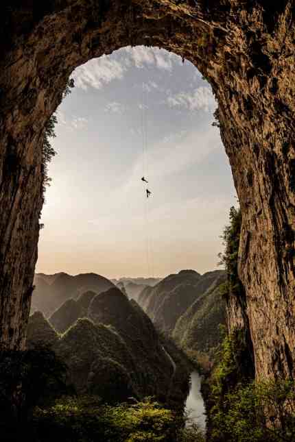 travel book "Images from a world of extremes": Alex Honnold has been training at the Arch of Getu in China in preparation for the Free Solo Tour on El Capitan.
