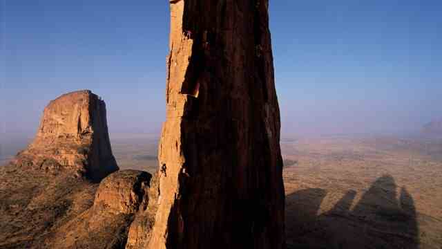 travel book "Images from a world of extremes": The Hand of Fatima is the name of this sandstone rock formation in Mali.  Jimmy Chin accompanied Kevin Thaw and Cedar Wright on an expedition where they climbed all the towers that cast their shadows on the desert sands.