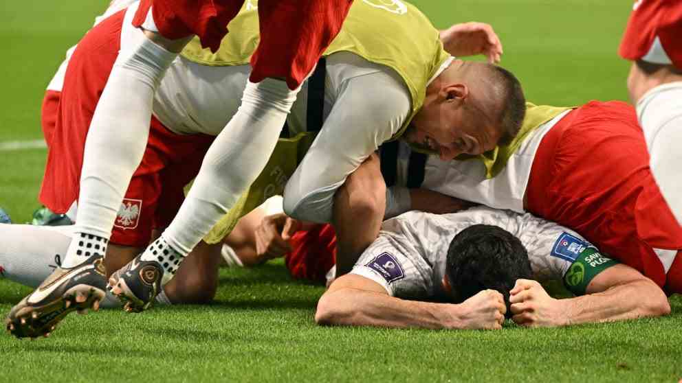 Lewandowski is sobbing on the ground, the teammates pounce on their goal captain