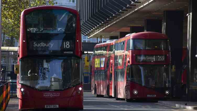 Des bus à Londres (Royaume-Uni) le 25 novembre 2022. (RASID NECATI ASLIM / ANADOLU AGENCY / AFP)