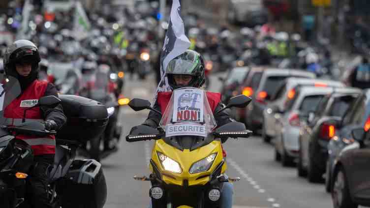 Des motards manifestent contre l'instauration du contrôle technique obligatoire pour les deux-roues à Nantes (Loire-Atlantique), le 26 novembre 2022. (ESTELLE RUIZ / HANS LUCAS / AFP)