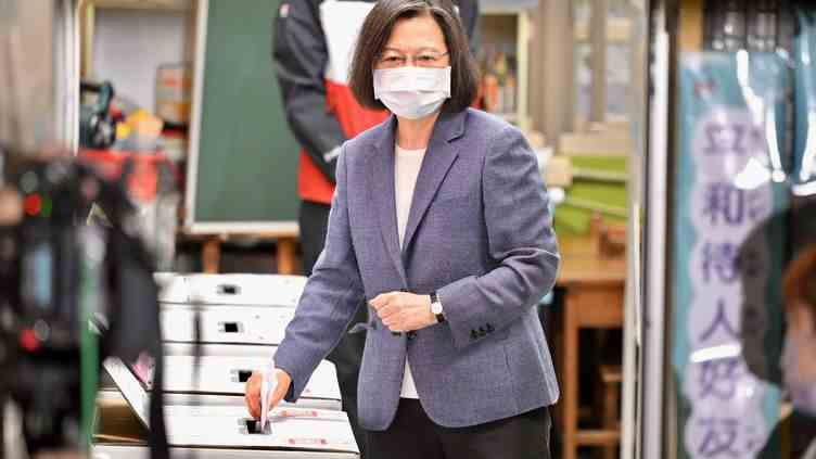 La présidente taïwanaise Tsai Ing-wen dans un bureau de vote à Taipei (Taïwan), le 26 novembre 2022. (SAM YEH / AFP)